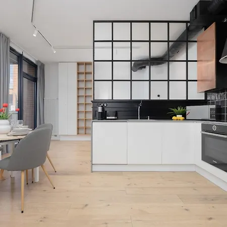 Modern & Bright Konesera Near To Pge National Stadium By Renters Apartament