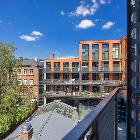 Modern & Bright Konesera Near To Pge National Stadium By Renters Apartment